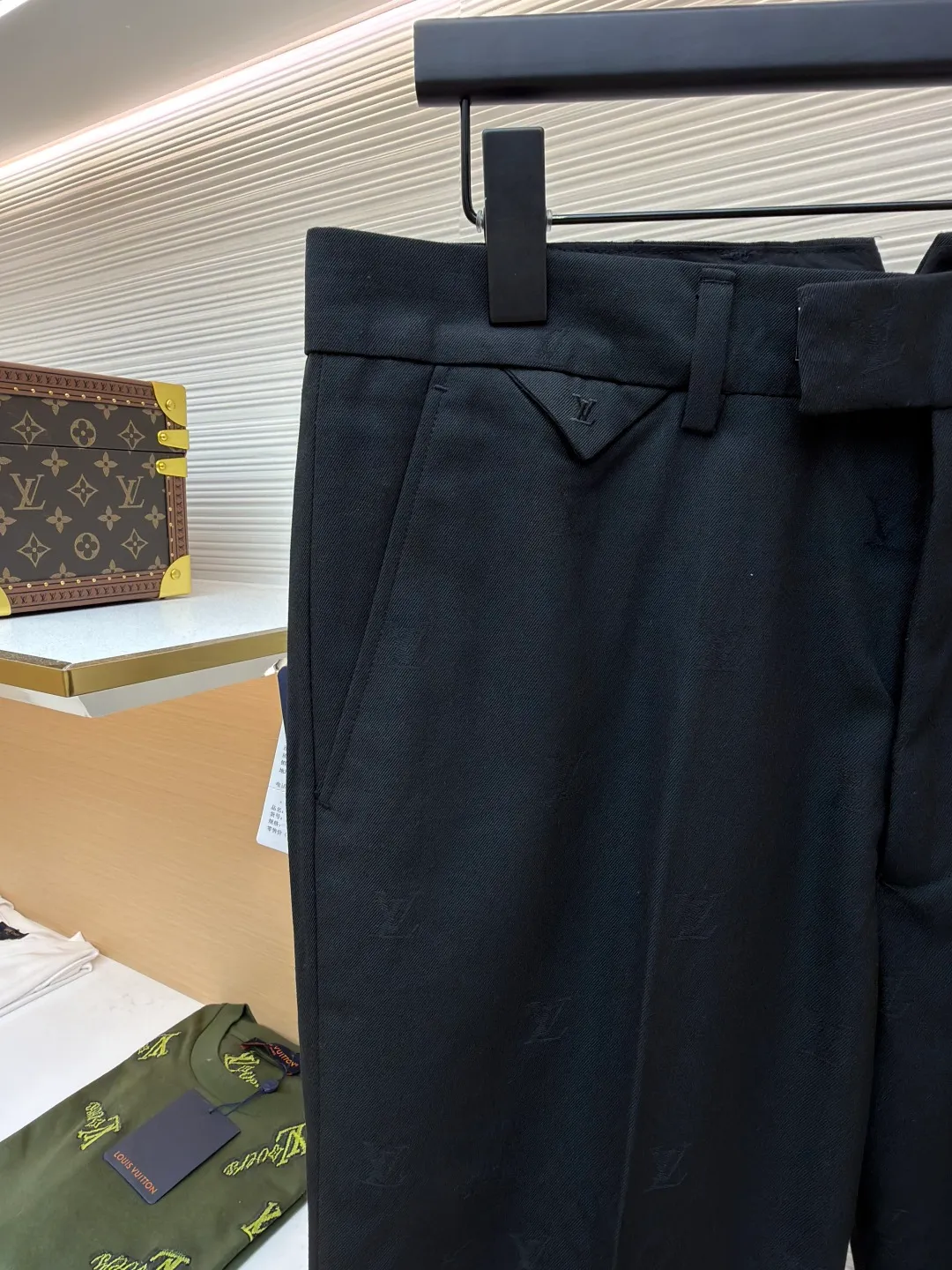 LOUIS VUITTON full-width jacquard suit pants ●Original version: Purchased and developed for 34500 ●Item number: 1680846-B50 ●Material: soft wool satin fabric ●Technology: jacquard production ●Version: fitted version ●Weight: about 460 grams ●Size: 50-52-54-56 ●Description: Customized soft wool satin, as smooth as silk, full of drape, with a deep black charm Deep and mysterious, the full-width LV Blason jacquard slowly unfolds on the wool, as if injecting soul into these pants. Decorated with LV logo embroidery, it inadvertently reveals a noble style. Smooth lines outline a neat straight silhouette, showing a calm and elegant attitude. The jacquard process controls the interweaving of warp and weft threads by weaving LV Bladon textile technology on the surface of the fabric, and precisely controls the interlacing density and tension of the yarn to make it more three-dimensional. Adopt imported machine embroidery technology, use advanced computer control system and precision mechanical components to achieve LV logo embroidery work with high precision and smooth and delicate lines. The trouser legs are manually positioned, cut and gathered using fine needles and threads with a color similar to the fabric to perform needle-picking operations on the edges of the trouser legs to make the edges neater and tighter. The overall wiring is straight and delicate, the fabric is comfortable and soft, and the color is consistent without color difference. It can be matched with the same style to create a fashionable look and control various occasions. Customized accessories, complete with three standards, same style for men and women!